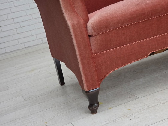 Image 1 of Canapé danois 2 places des années 1950, revêtement en velours rose saumon, pieds en chêne.