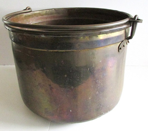 Cubo de cobre grande con asa