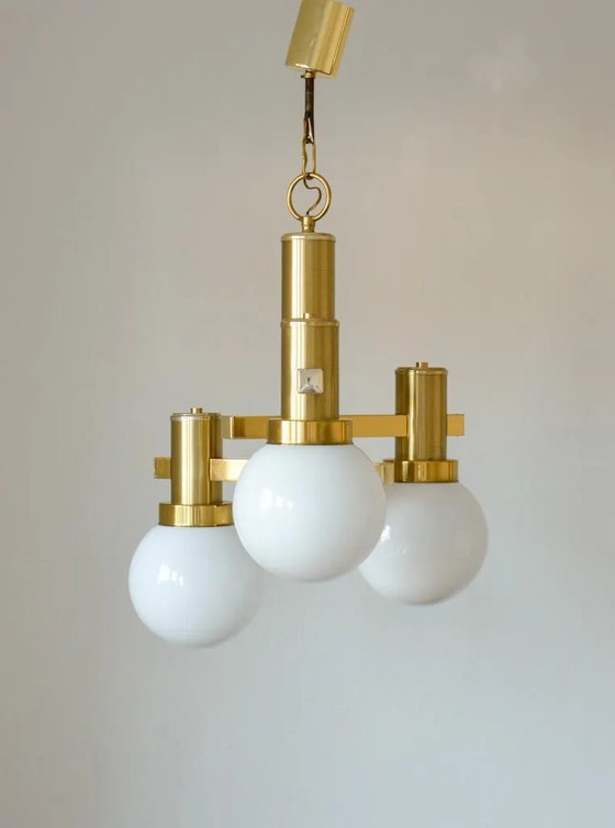 Lampadario vintage Gaetano Sciolari in ottone e vetro opalino, 3 luci, anni '70 – Brass, Space Age (photo 3 of 9)