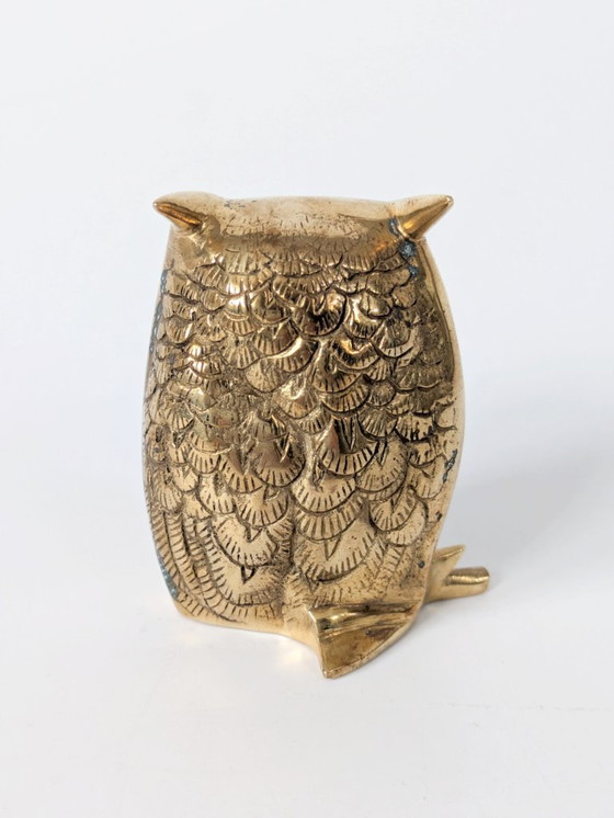 Image 1 of Statuetta vintage di gufo in ottone massiccio di metà secolo su ramo, decorazione in ottone dettagliata