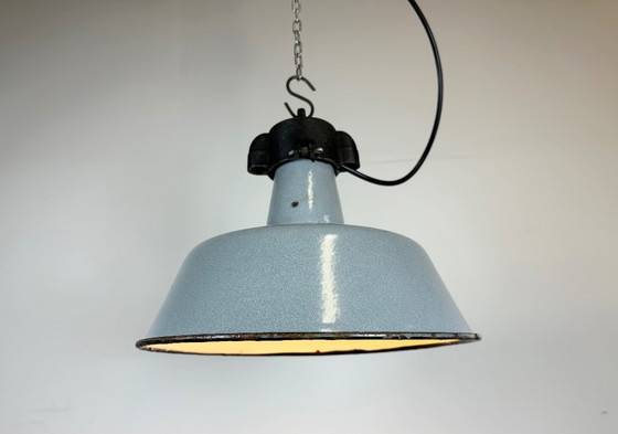 Image 1 of Industrielle Fabriklampe aus grauem Emaille mit gusseisernem Aufsatz, 1960er Jahre