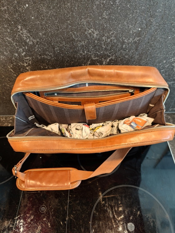 Image 1 of Echte HUGO BOSS bruin leren messengerbag met klep aan de voorkant,