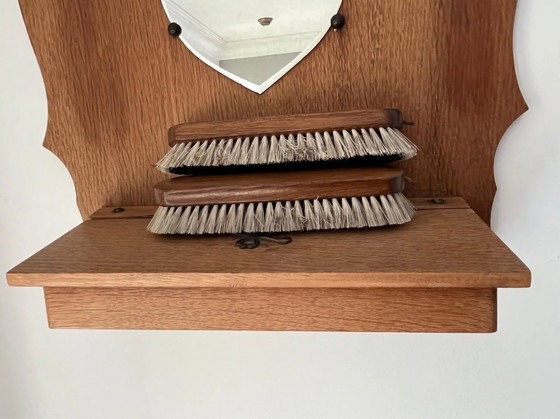Image 1 of Specchio da parete vintage in legno con spazzole per vestiti e cassetto porta chiavi – circa anni '30