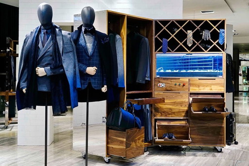 Luxe garderobekast van massief notenhout voor heren met spiegeldetails van roestvrij staal