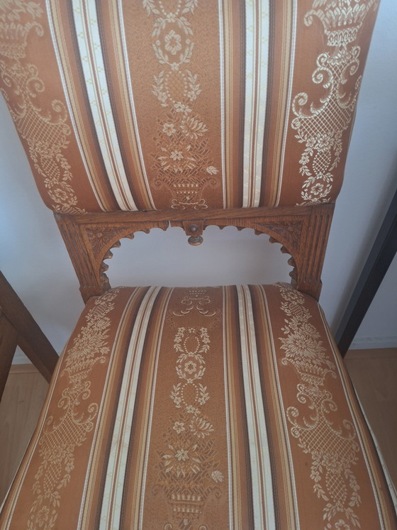 2 antike braune Eichenstühle, 1 mit Holzschnitzerei – Esszimmerstühle, Textile, Wood (photo 5 of 6)