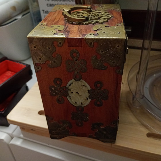 Image 1 of Portagioielli in legno di ciliegio e giada