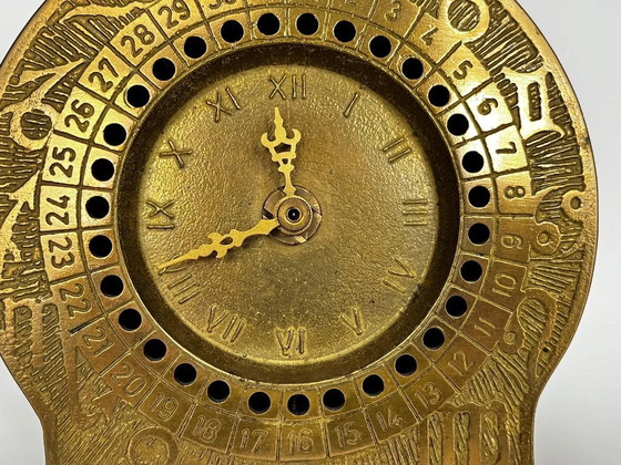 Image 1 of Mid-century brutalist brass zodiac desk clock met datumkalender – 1960s West Germany