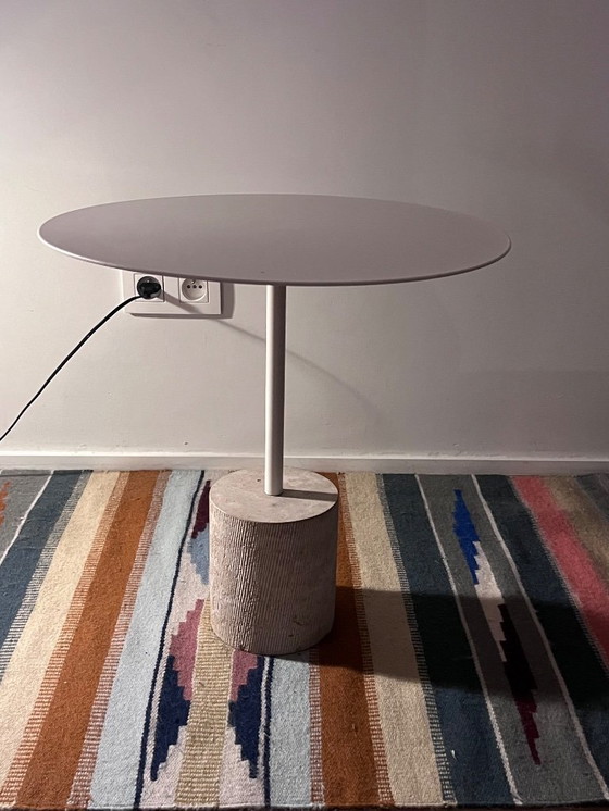 Image 1 of Minimalistisch bijzettafeltje met natuurstenen voet