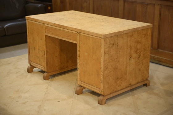 Image 1 of Engels bureau van berkenhout met inlegwerk in bijenmotief, jaren 1950