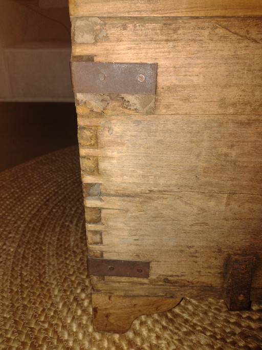 Une vieille table ayant appartenu à mon grand-père.