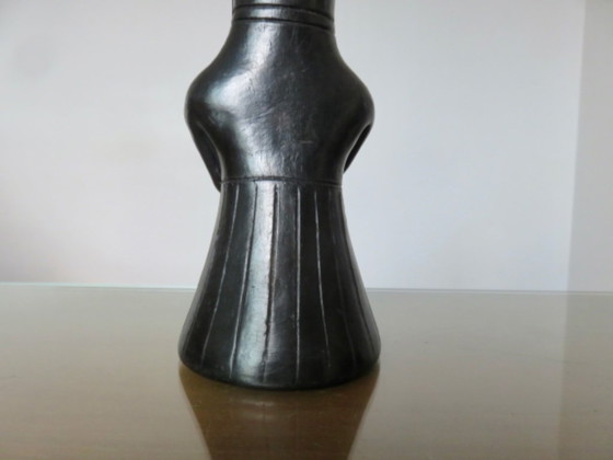 Image 1 of Ceramica nera opaca raffigurante una figura femminile tribale.