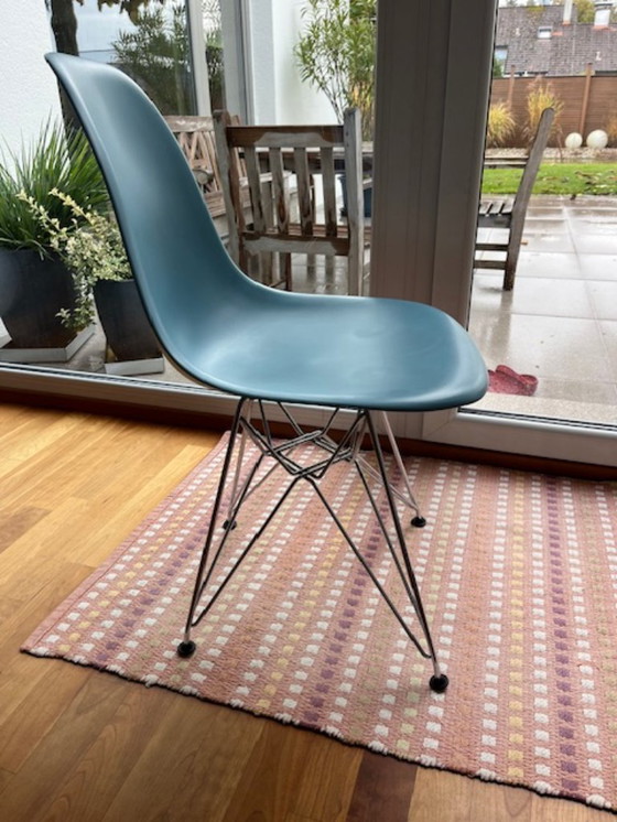 Image 1 of Silla auxiliar de plástico Vitra Eames
