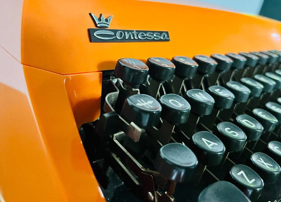 Orange Adler Contessa de Luxe Typewriter – Decorative Objects, Metal, Plastic (photo 3 of 15)