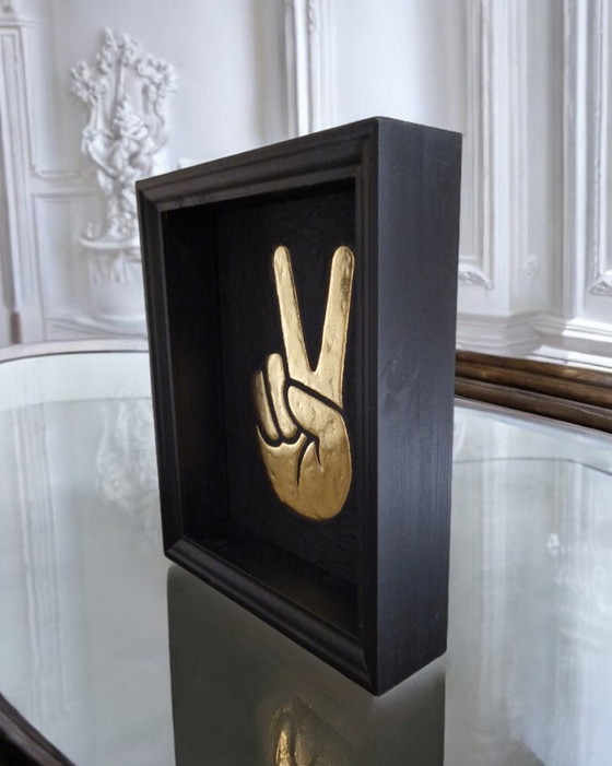 Image 1 of Goldene Peace-Handgeste, 23 Karat vergoldet, in einem Rahmen in limitierter Auflage
