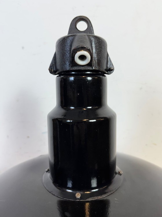 Image 1 of Grande lampe industrielle en émail noir avec abat-jour en fonte, années 1950