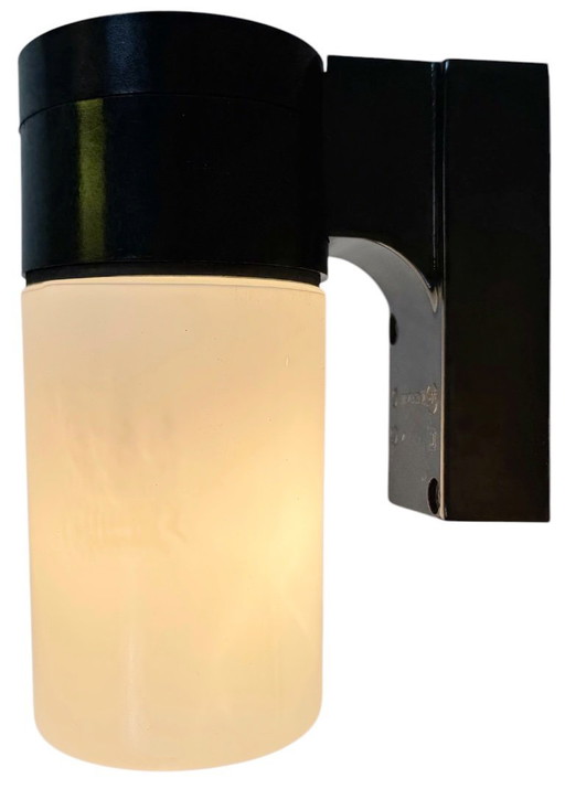 Industriële bruine bakelieten wandlamp met melkglas, jaren 60