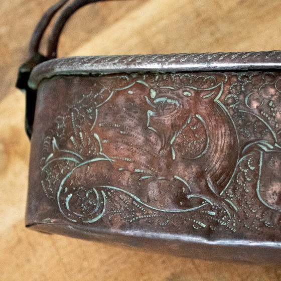 Image 1 of Cacerola antigua de cobre para guisar pescado: con relieve de grifos y flor de lis.