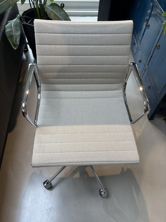 Image 1 of Vitra EA 117 bureaustoel hopsak 2020 ivory / grey