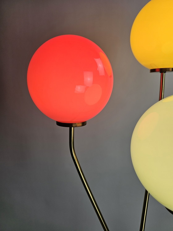Image 1 of Lampadaire scandinave moderne avec trois abat-jour en verre opalin soufflé à la main, années 1950