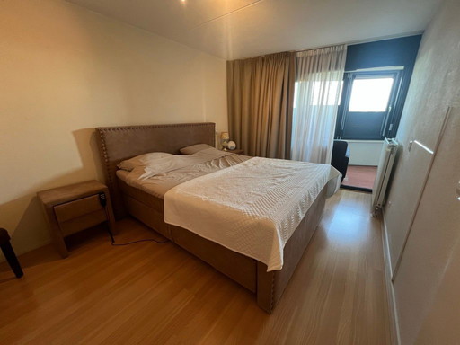 Bed (electrically adjustable)
