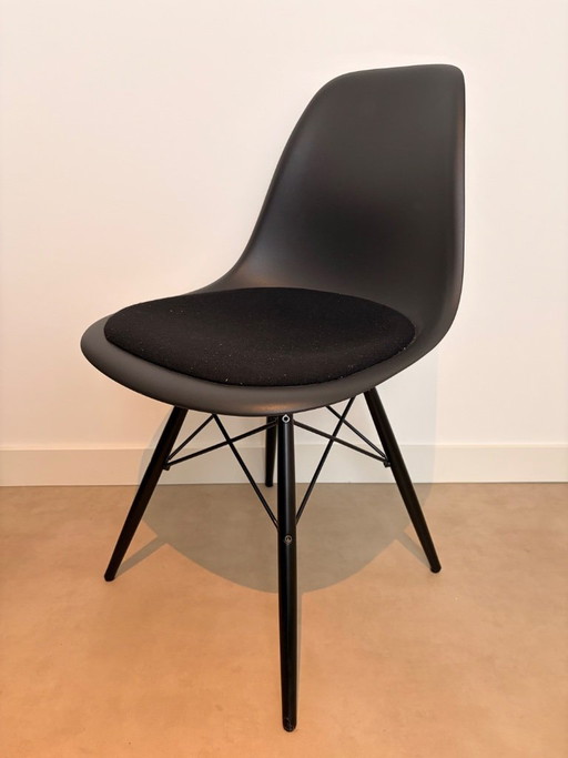 Vitra DSW zwart esdoorn