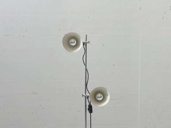 Image 1 of Stijlvolle vloerlamp in mid-century stijl met twee verstelbare lampkoppen.