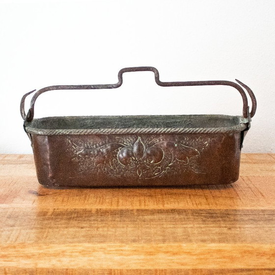 Image 1 of Cacerola antigua de cobre para guisar pescado: con relieve de grifos y flor de lis.