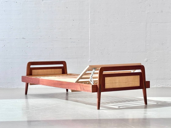 Image 1 of Cama Swiss Form de teca con tejido de ratán, Suiza, década de 1950.