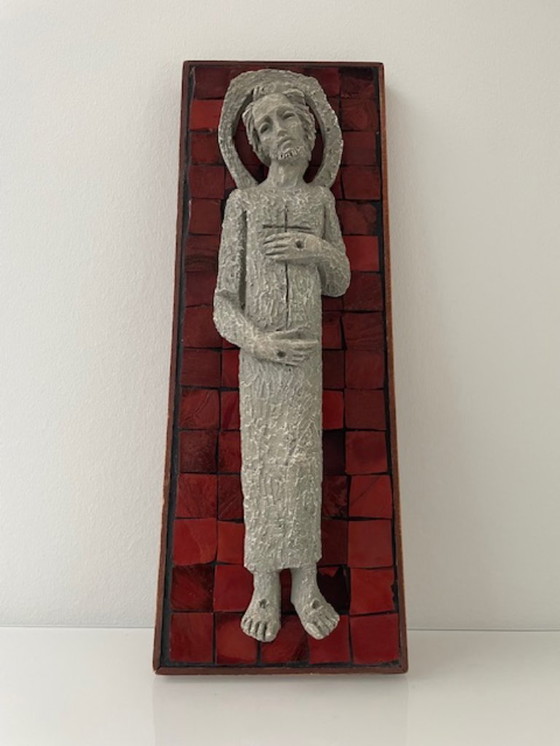 Image 1 of Figure du Christ en relief sur une plaque de mosaïque rouge