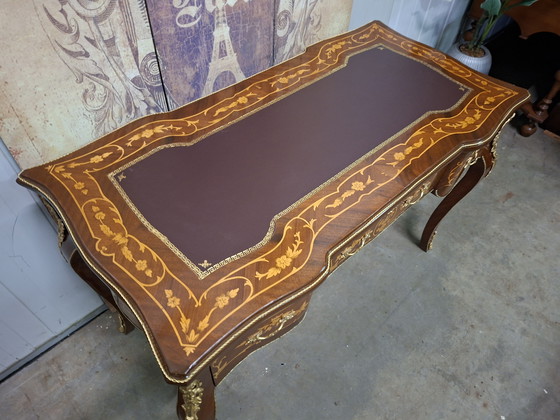 Image 1 of Scrivania antica in stile barocco, con intarsi. Dimensioni: 122x61 cm e altezza 79 cm.