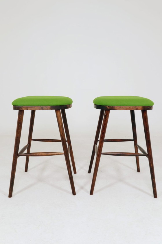 Image 1 of Set van twee beukenhouten krukjes uit het midden van de 20e eeuw | Groene wollen bekleding | Scandinavische stijl