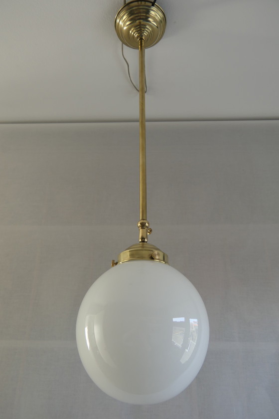 Image 1 of Art Déco – 3 lampade da scuola, lampadario a sospensione con vetro opalino e struttura in ottone - Altezza regolabile