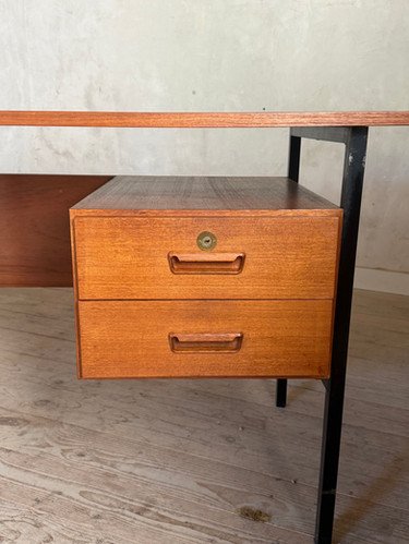 Vintage modernist teak Desk – Metal (photo 4 of 20)