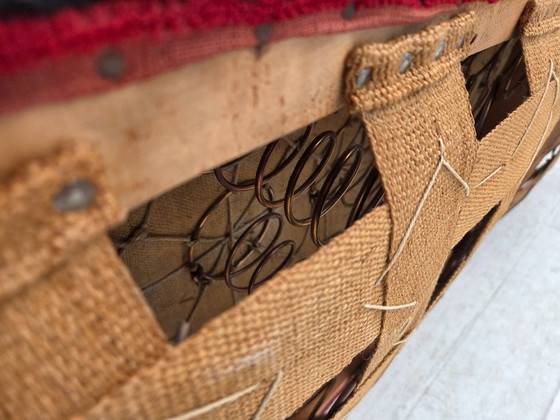 Image 1 of Divano danese a 2 posti, anni '60, rivestimento in tessuto rosso, gambe e braccioli in legno di faggio.