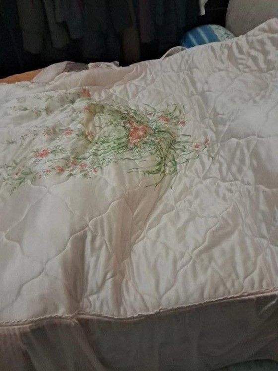 Image 1 of Copriletto in raso vintage