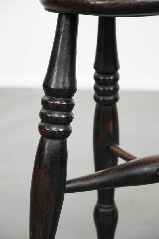 Image 1 of Engels antiek klassiek en tijdloos Windsor krukje uit de 18e eeuw