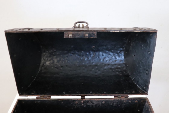 Image 1 of Antigua caja decorativa de hierro, principios del siglo XX