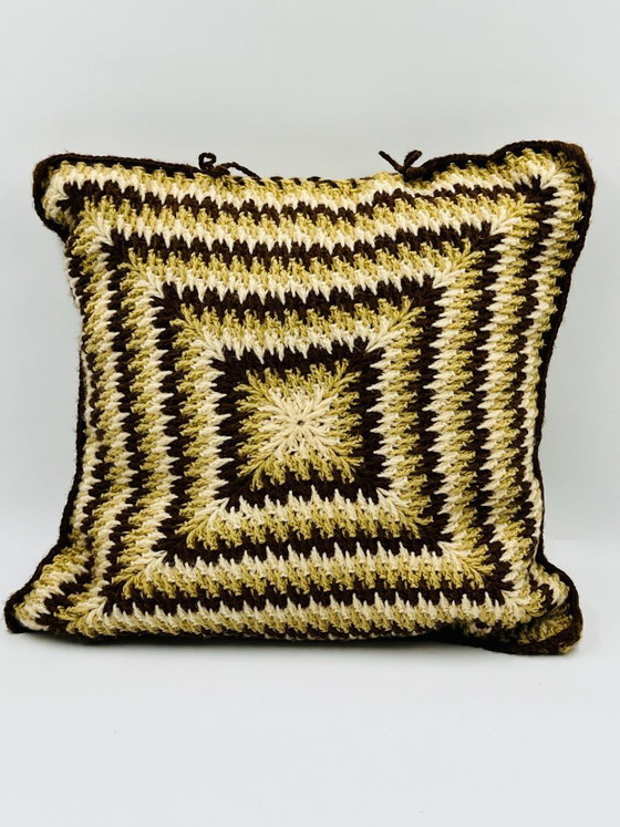 Image 1 of Coussin en crochet vintage années 70