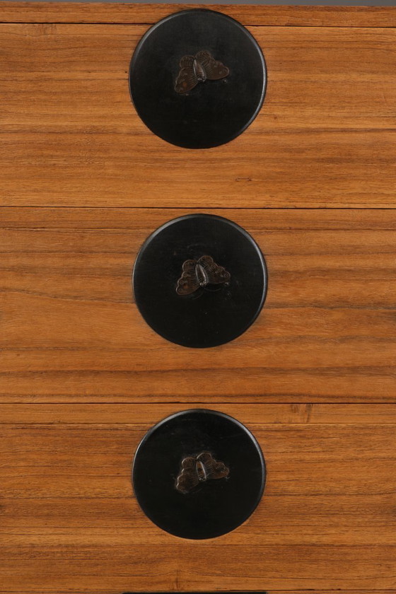 Image 1 of Antieke Japanse kist met vlindervormige 蝶 (chô)-sluitingen.