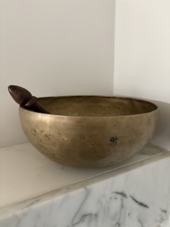 Image 1 of Antiguo cuenco cantor de Buda nepalí fabricado en bronce – principios del siglo XX.