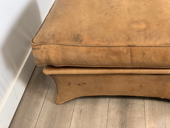 Image 1 of Stoer lederen hocker