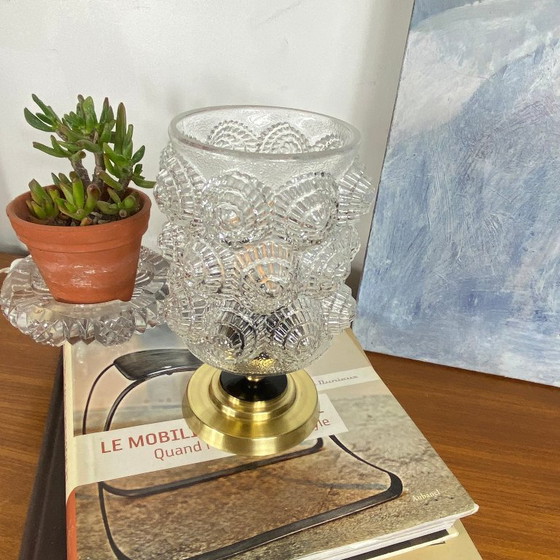 Antique globe table lamp in molded clear glass and brass base (photo 5 of 9)