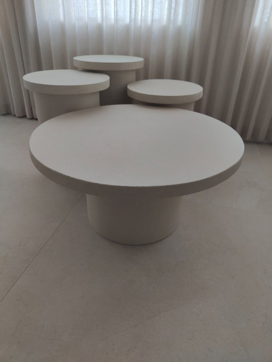 Image 1 of Juego de mesa de centro escultórica artesanal (4 piezas) – Cal mineral y hormigón ciré – Japandi / Wabi-Sabi
