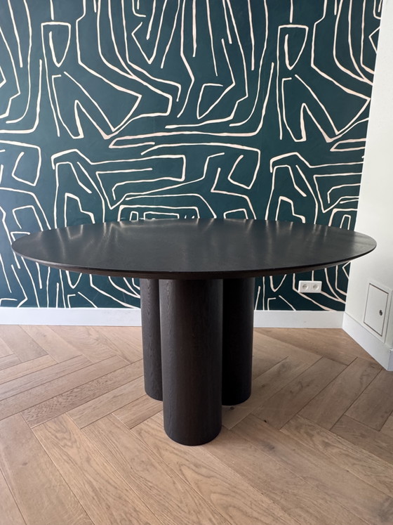 Image 1 of Kluskens round oak dining table 1.30