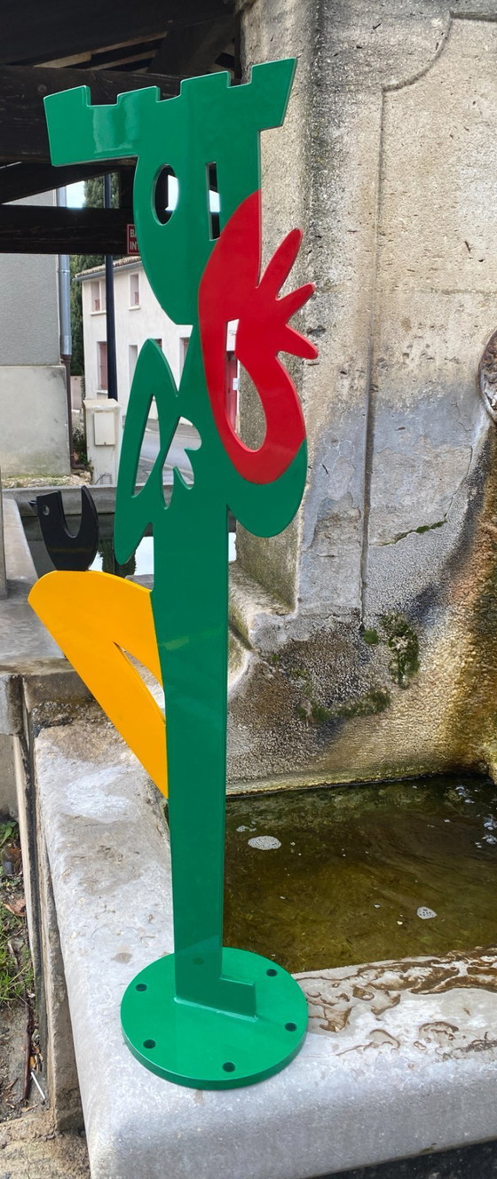 Image 1 of Lili Come La Escapada del Juego de Ajedrez Escultura en acero Pintura automotriz 2025 90 x 30 x 30 9 kgs Firma en acero 1900 e