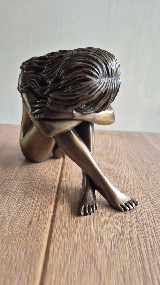 Image 1 of Mujer sentada