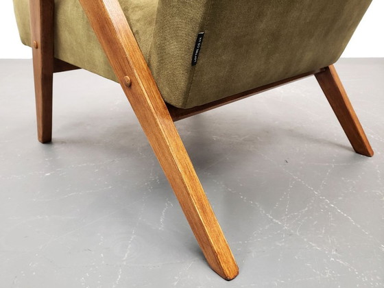 Image 1 of Juego de dos sillones de estilo de mediados de siglo, modelo B 310 Var, en terciopelo verde oliva.