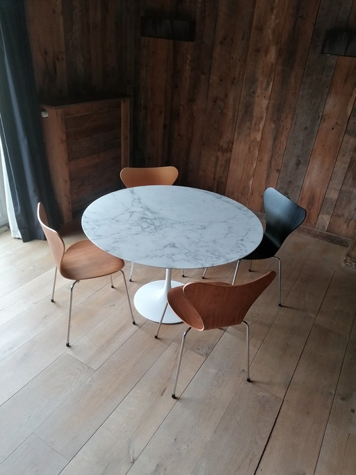 Knoll Saarinen Tulip dining table