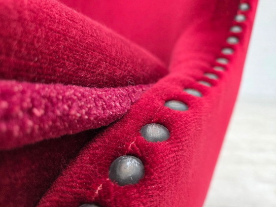 Image 1 of Fauteuil danois des années 1960, revêtement d'origine en velours rouge, pieds en bois de hêtre.