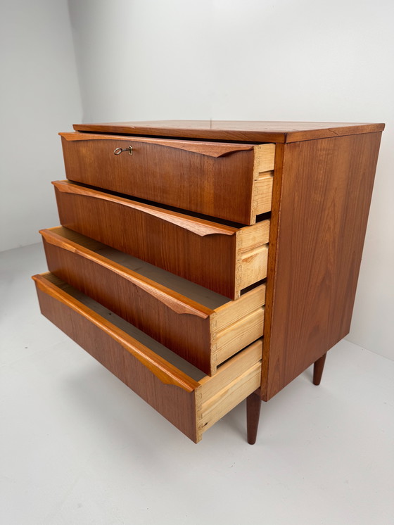 Image 1 of Commode danoise vintage – Élégante commode en teck de style Mid-Century Design